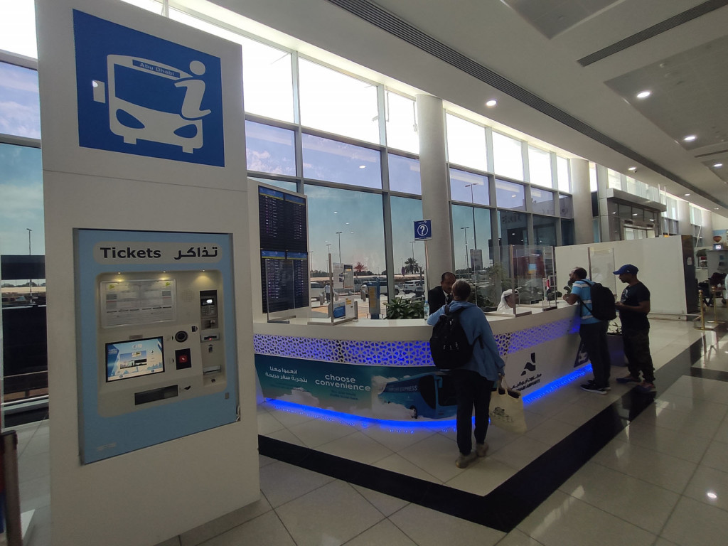 Стойка по продаже билетов на автобус в аэропорту Абу-Даби