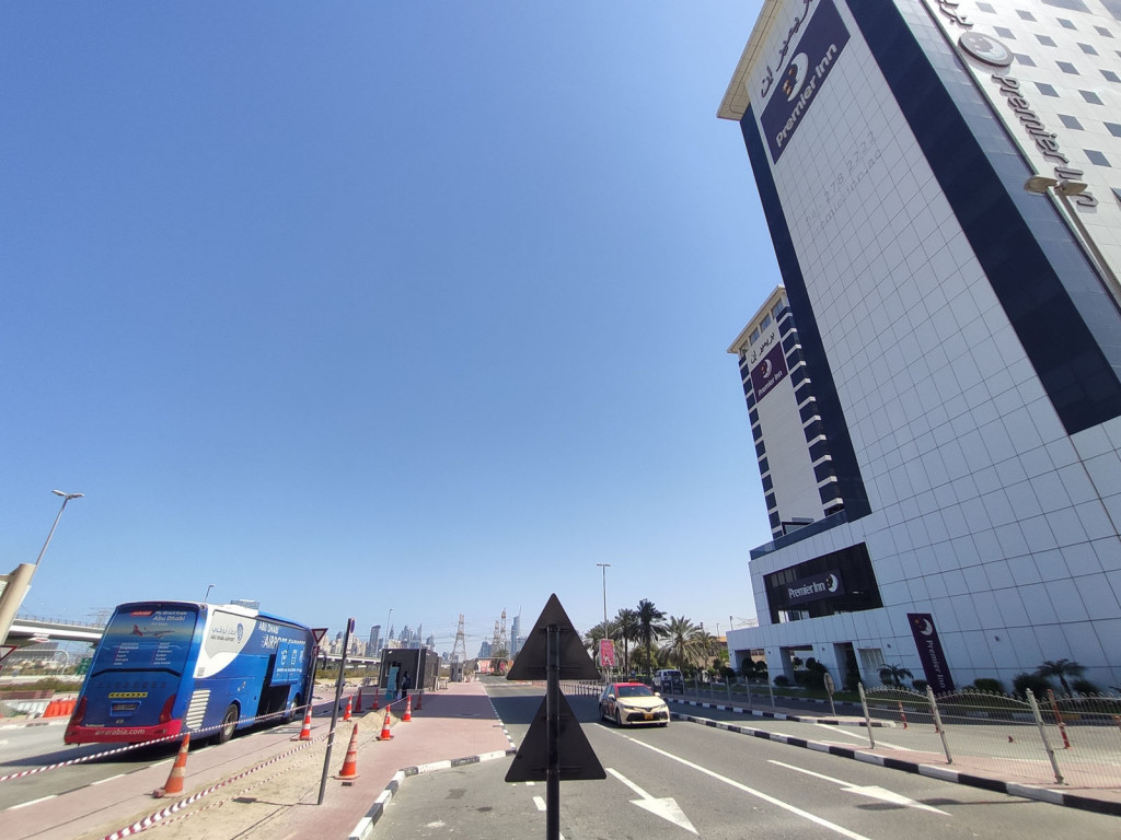 Остановка автобуса из аэропорта Абу-Даби в Дубае