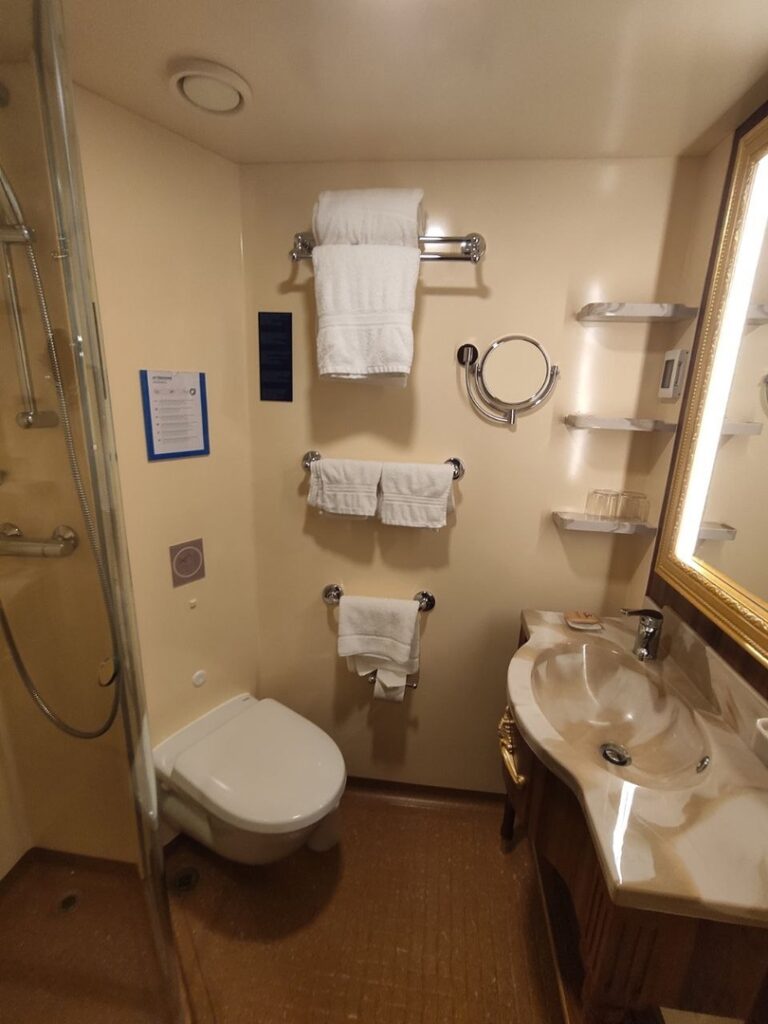 Ванная комната в каюте на Costa Venezia