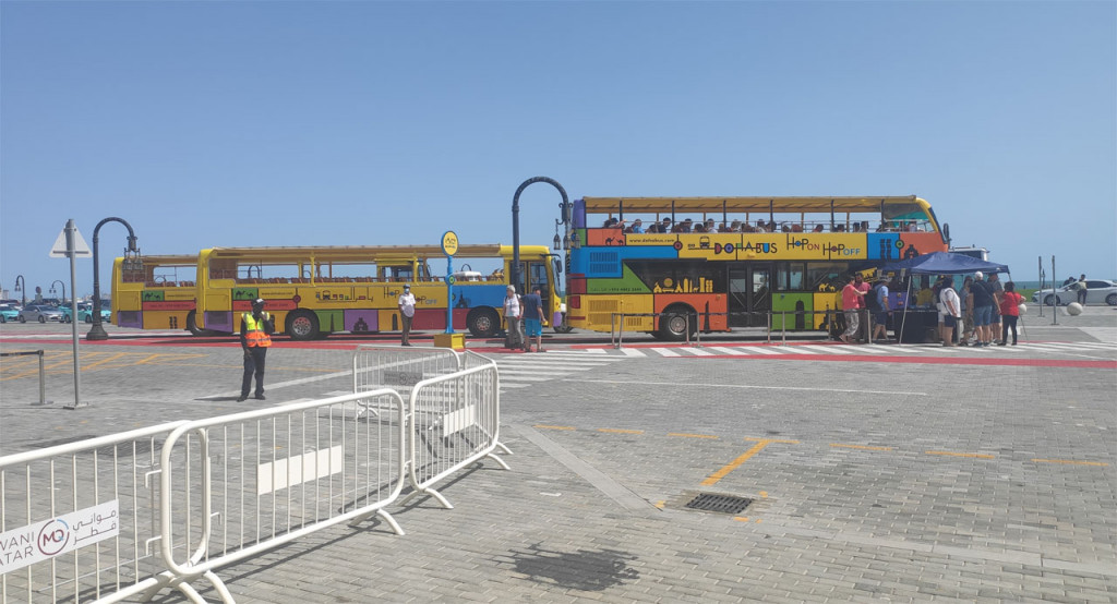 Остановка автобусов Hop on Hop off в порту Дохи