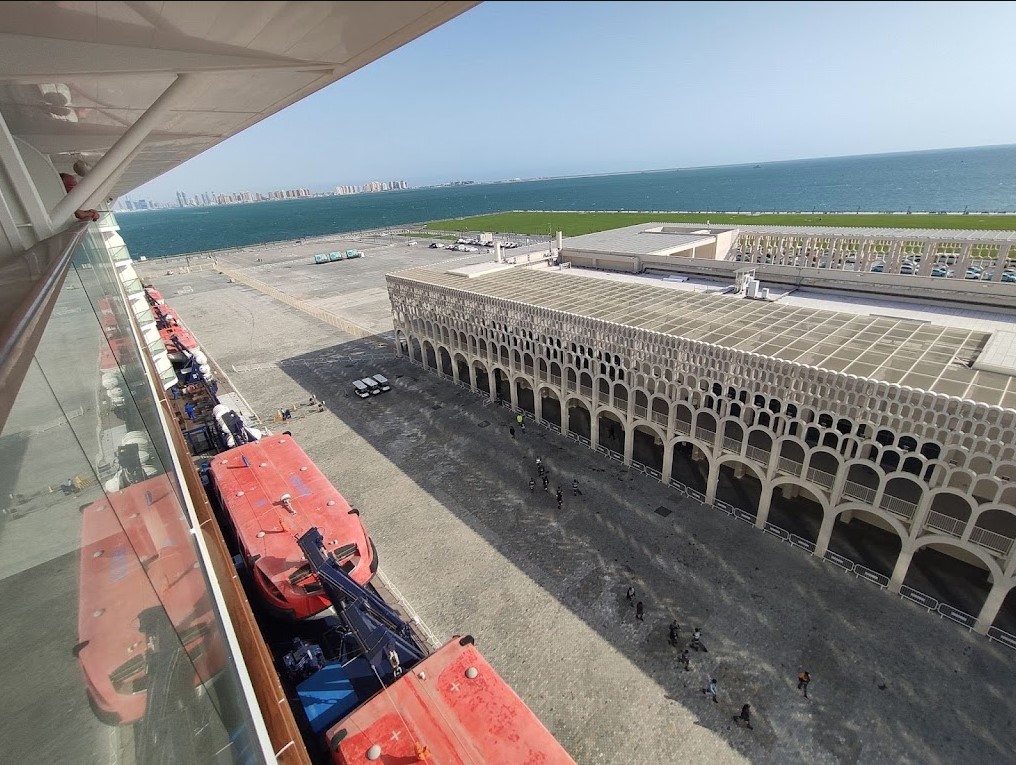 Вид на новый терминал Дохи с круизного лайнера